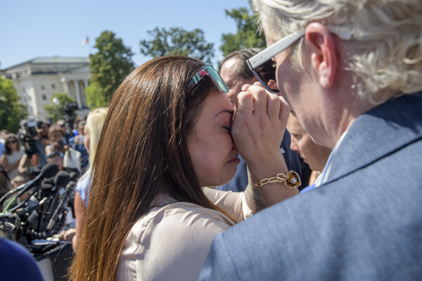 기자회견한 엡스타인 성착취범 피해자들. 사진=연합뉴스