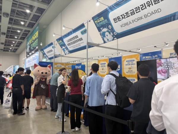 지난 9월 10일부터 12일까지 개최된 ‘2025 한국국제축산박람회’에서 많은 관람객이 한돈자조금 홍보부스를 찾아 한돈의 다양한 매력을 경험했다. 사진=한돈자조금관리위원회