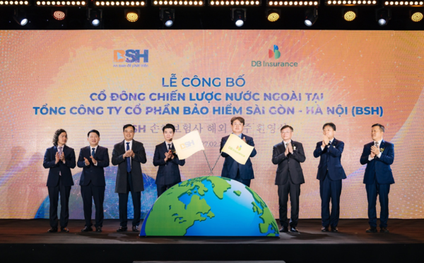 지난해 2월27일 베트남 하노이 JW메리어트호텔에서 열린 베트남 손보사 VNI와 BSI의 최대주주 공식 출범 기념식에서 정종표 DB손해보험 사장(사진 앞줄 오른쪽)이 관계자들과 기념사진을 촬영하고 있다. 사진=DB손해보험