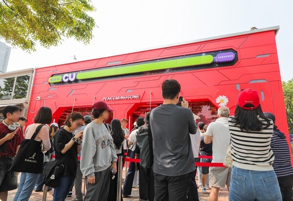 CU가 지드래곤 패션 브랜드 피스마이너스원과 협업한 ‘피스마이너스원 레드 하이볼’을 하루 8888캔 한정으로 판매하며 매일 완판 행진을 이어가고 있다. 사진=BGF리테일