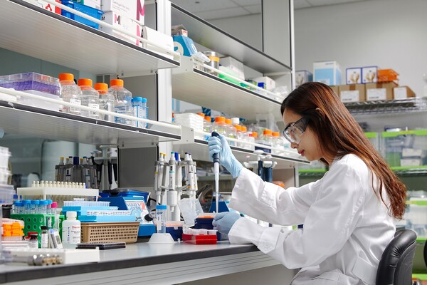 GC녹십자 연구원의 R&D 모습. 사진=GC녹십자