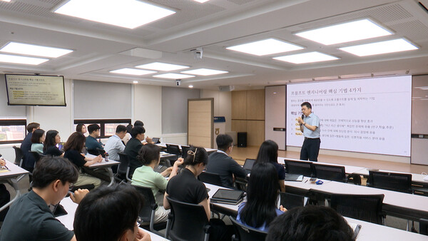 8월28일 서울 서대문구 NH농협생명 본사에서 이승준 파이낸스데이터코리아 대표가 NH농협생명 임직원의 디지털·인공지능(AI) 기반 업무혁신을 선도하기 위한 생성형 AI 활용 특별강연을 진행하고 있다. 사진=NH농협생명