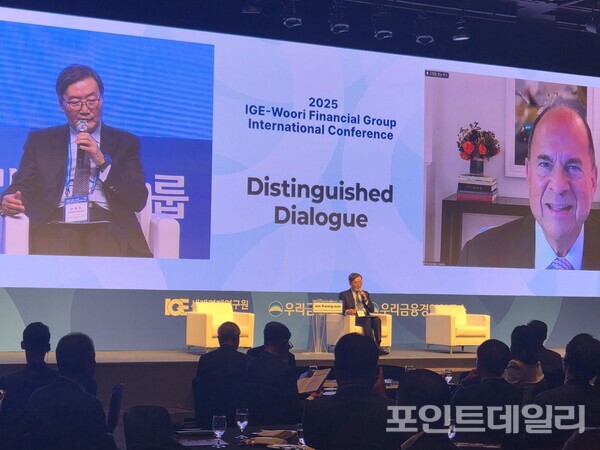 19일 서울 신라호텔에서 열린 국제컨퍼런스에서 전광우 세계경제연구원 이사장이 헨리 페르난데즈 MSCI Chair mans&CEO와 특별 대담하고 있다. 사진=조혜승 기자