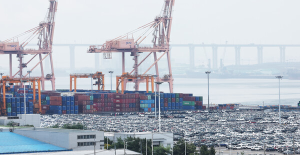 경기도 평택항에 쌓여 있는 컨테이너와 세워져 있는 수출용 자동차 모습. 사진=연합뉴스