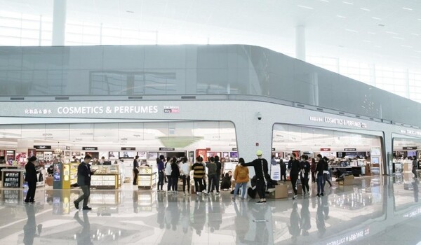 신라면세점이 인천국제공항 내 핵심 권역인 DF1 사업권을 포기하면서 국내 면세 시장 재편 움직임이 본격화되고 있다. 인천공항 2터미널 면세점 전경. 사진=신라면세점