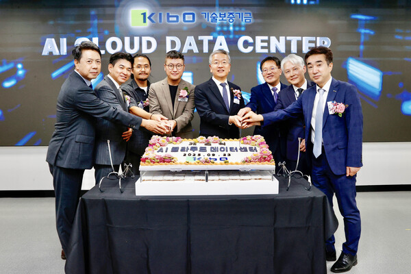AI 클라우드 데이터센터’ 개소식에 참석한 관계자들이 기념사진을 찍고 있다. 사진=기보