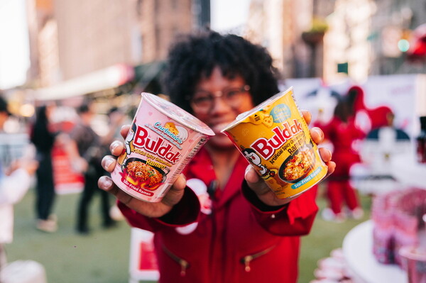 삼양식품의 불닭시리즈의 해외 수요가 급증하면서 2023년 누적 판매량 50억 개, 2024년 70억 개를 넘어선 데 이어 올 상반기까지 누적 판매량 80억 개를 돌파했다. 사진=삼양식품