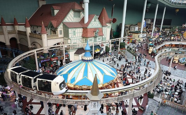 롯데그룹이 다음 달 17일 잠실 롯데월드 어드벤처 전체를 빌려 대규모 임직원 가족 초청 행사를 연다. 롯데월드 어드벤처 전경. 사진=연합뉴스