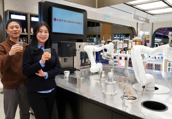 김포공항점에는 업계최초로 지난 1월 AI 기반 로봇 바텐더를 도입했다. 사진=롯데면세점