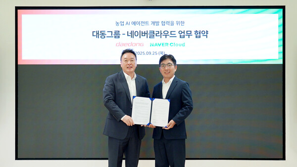 대동이 네이버클라우드와 '농업 AX를 위한 소버린 인공지능(AI) 에이전트 사업협력'을 위한 업무협약(MOU)을 체결했다. 원유현 대동 대표이사(왼쪽)와 김유원 네이버클라우드 대표가 업무협약서에 서명 후 사진 촬영을 하고 있다. 사진=대동