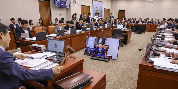  이철규 국회산업통상자원벤처기업위원회 위원장이 25일 국회에서 열린 산자위 전체회의에서 상정 법안을 처리하고 있다. 사진=연합뉴스