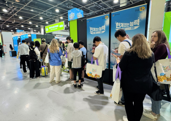 지난 9월 25일부터 28일까지 열린 ‘2025 대한민국 농업박람회’의 개막 첫날부터 한돈 홍보부스를 찾는 관람객의 발길이 길게 이어졌다. 사진=한돈자조금관리위원회