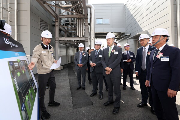 (가운데부터 오른쪽부터) 구자은 LS 회장, 김관영 전북도지사, 강임준 군산시장이 김한길 LLBS 생산부문장으로부터 공장 투어에 대한 설명을 듣고 있다. 사진=LS