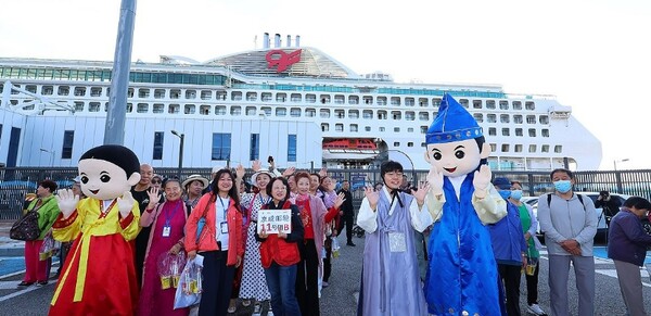 중국인 단체관광객 무비자 입국 첫날인 지난 29일 오전 인천 연수구 인천항 국제크루즈터미널에 중국인 단체 크루즈관광객들이 입국하고 있다. 사진=연합뉴스