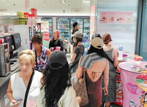 CU 명동역점을 이용하고 있는 외국인 고객들의 모습. 사진=연합뉴스