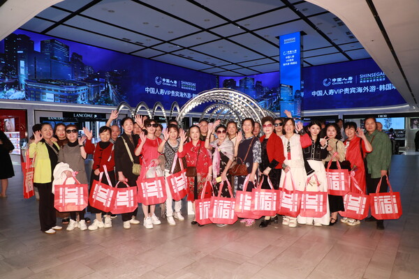 지난 29일 신세계면세점 명동점에는 중국 인수보험사 VIP 103명을 포함해 총 1500여 명의 단체 관광객이 방문했으며 대형 미디어파사드 웰컴보드와 VIP 맞춤형 서비스 등 차별화된 접객 프로그램으로 환영식을 진행했다.사진=신세계면세점