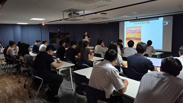 휴젤이 내부 임직원들을 대상으로 블루로즈 중심 병합 시술 교육을 진행하고 있다. 사진=휴젤