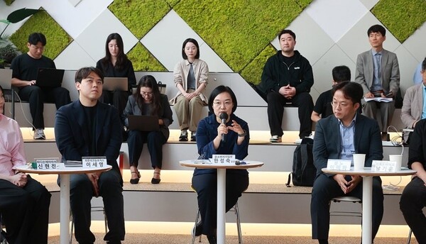 한성숙 중소벤처기업부 장관이 1일 서울 서초구 뤼튼테크놀로지스에서 열린 혁신 AI 스타트업 간담회에서 인사말을 하고 있다. 사진=중기부