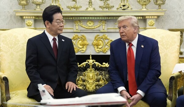 이재명 대통령과 도널드 트럼프 미국 대통령이 대화하고 있다. 사진=AP 연합뉴스