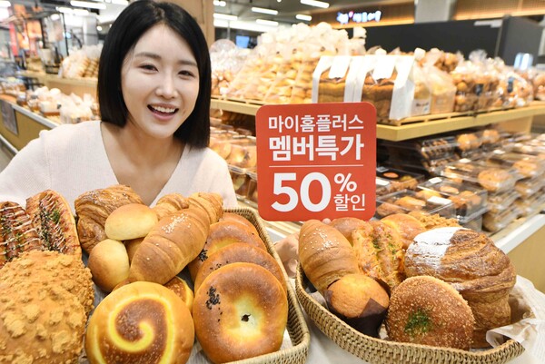 홈플러스가 베이커리 브랜드 ‘몽 블랑제(Mon Boulanger)’ 전 품목을 창사 이래 최초로 50% 할인하는 행사를 이달 16~19일 진행한다. 사진=홈플러스