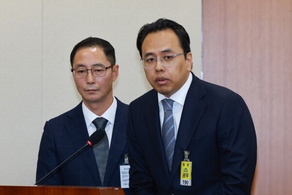 김범석 우아한형제들 대표(오른쪽)가 14일 서울 영등포구 여의도 국회에서 열린 정무위원회 국정감사에 증인으로 출석해 답변하고 있다. 왼쪽은 김명규 쿠팡이츠 대표. 사진=연합뉴스