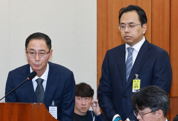 김명규 쿠팡이츠 대표가 14일 서울 영등포구 여의도 국회에서 열린 공정거래위원회, 개인정보보호위원회 등에 대한 정무위원회 국정감사에 증인으로 출석, 발언하고 있다. 오른쪽은 김범석 우아한형제들 대표. 사진=연합뉴스