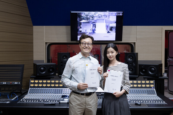 쇼핑엔티가 빔 벤더스 감독의 영화 '퍼펙트 데이즈'의 배리어프리버전 제작을 지원한다고 밝혔다. 김용균 감독과 배우 김시아가 영화 '퍼펙트 데이즈' 배리어프리버전 음성해설 녹음 후 기념사진을 촬영하고 있다. 사진=쇼핑엔티