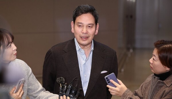 미국에서 도널드 트럼프 미 대통령 당선인을 만난 정용진 신세계그룹 회장이 인천국제공항 제2여객터미널을 통해 귀국해 취재진 질문에 답하고 있다. 사진=연합뉴스