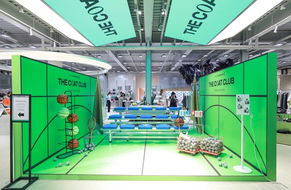 한섬은 온라인 사업 전개 10주년을 기념해 오는 23일까지 성수동 EQL GROVE 매장에서 진행하는 ‘더 코트 클럽’ 팝업 스토어 내부 전경. 사진=현대백화점그룹 