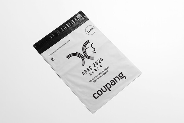 쿠팡이 ‘2025 APEC 정상회의’ 공식 홍보 협력사이자 ‘APEC CEO 서밋’ 공식 후원사로 선정됐다. 2025 APEC 정상회의 성공 개최 응원 메시지가 새겨진 쿠팡 로켓배송 비닐백. 사진=쿠팡