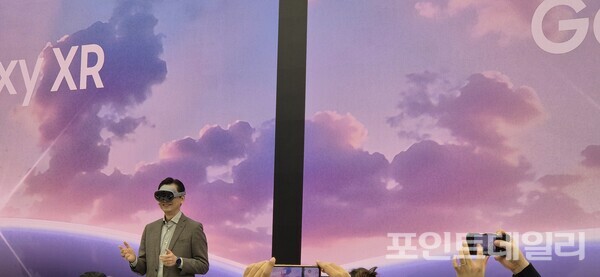 임성택 삼성전자 한국총괄장 부사장이 22일 서울 강남구 삼성스토어에서 열린 '갤럭시 XR' 미디어 브리핑에서 갤럭시 XR을 착용했다. 사진=이준 기자