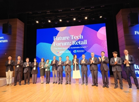 전 세계 유통기업들이 28일 경주에서 열린 ‘APEC 유통 퓨처테크포럼’에서 AI 전환·친환경·국제표준 협력 등 3대 과제를 담은 ‘경주선언’을 채택하며 지속적 혁신에 함께 나서기로 했다. 사진=연합뉴스