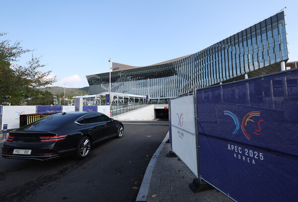 2025 아시아태평양경제협력체(APEC) 정상회의 주간을 하루 앞둔 26일 경북 경주시 화백컨벤션센터 APEC 정상회의장 앞에 펜스가 설치된 가운데 관계자 차량이 이동하고 있다. 사진=연합뉴스