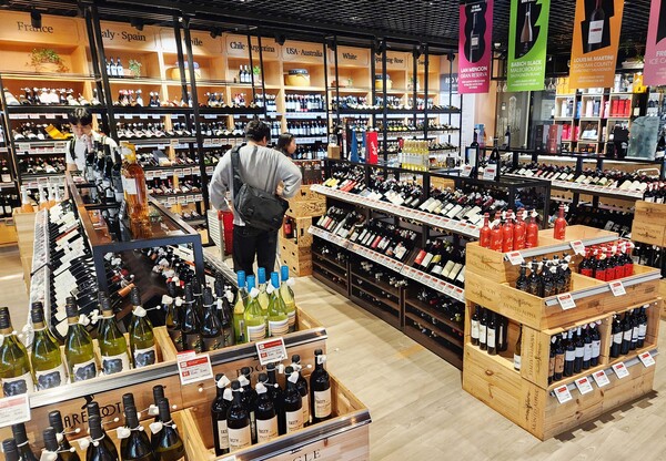 롯데마트와 슈퍼는 오는 30일부터 다음 달 12일까지 전국 주요 매장에서 하반기 최대 주류 행사 ‘2025 주주(宙酒)총회’를 개최해 애주가들의 연말 소비를 겨냥한다. 사진=롯데쇼핑