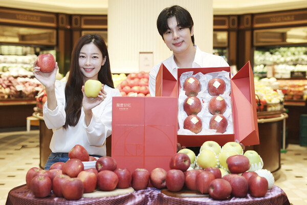 신세계백화점이 다음 달 2일까지 전 점 식품관에서 가을 제철 사과를 한자리에서 선보이는 ‘계절과 식탁’ 기획전을 진행한다. 사진=신세계백화점