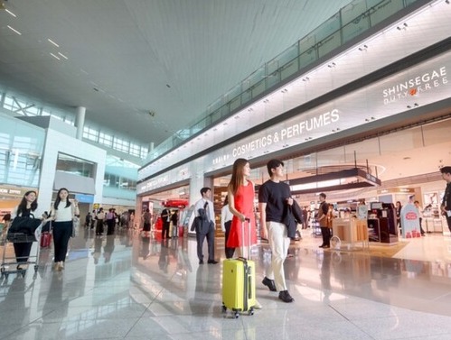 신세계디에프는 30일 이사회를 열고 신세계면세점이 운영 중인 인천공항 면세점 DF2(주류·담배) 권역의 영업을 중단하기로 결정했다고 공시했다. 신세계면세점 인천공항점 전경. 사진=신세계