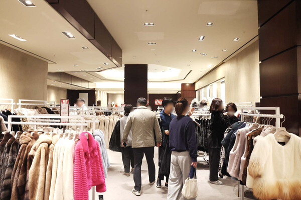 신세계는 다음 달 9일까지 ‘세이블&밍크 퍼 컬렉션 위크’를 열고, ‘모피의 여왕’으로 불리는 세이블 제품을 중심으로 다양한 브랜드 팝업과 특가 행사를 진행한다. 사진=신세계백화점