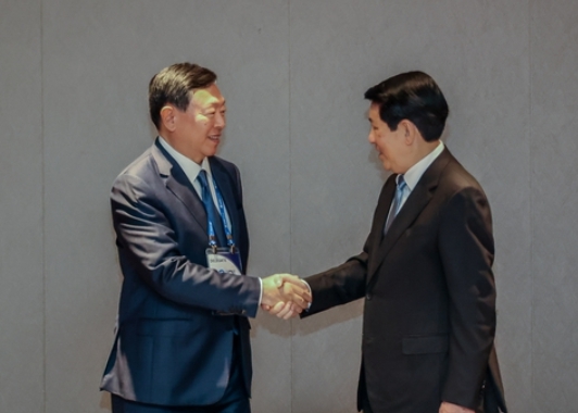 신동빈 롯데그룹 회장이 경주에서 열린 아시아태평양경제협력체(APEC) CEO 서밋 기간 동안 글로벌 리더들과 연쇄 회동을 이어가며 협력 강화에 나섰다. 신동빈 롯데 회장(왼쪽), 르엉 끄엉 베트남 국가주석. 사진=롯데지주