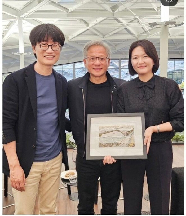 이해진 네이버 이사회 의장(왼쪽부터) 과 젠슨 황 엔비디아 최고경영자(CEO), 최수연 네이버 대표가 지난해 6월 만나 기념 사진을 촬영했다. 사진=네이버 사회관계망서비스(SNS) 갈무리