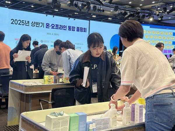 롯데백화점이 백화점 업계 최초로 ‘동반성장지수 최우수’ 등급을 받았다. 국내 중소기업 판로를 지원하기 위해 중소기업중앙회의 협업해 진행한 2025 상반기 온·오프라인 품평회 진행 모습. 사진=롯데백화점