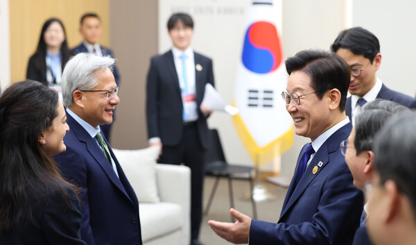 이재명 대통령이 31일 APEC 정상회의장인 경주화백컨벤션센터에서 면담을 위해 젠슨 황 엔비디아 최고경영자를 맞이하고 있다.사진=연합뉴스