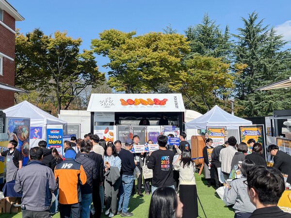 교촌에프앤비가 ‘2025년 APEC 정상회의’ 현장에서 K-푸드의 매력을 세계 각국 정상단과 미디어 관계자들에게 선보였다고. 사진=교촌에프앤비
