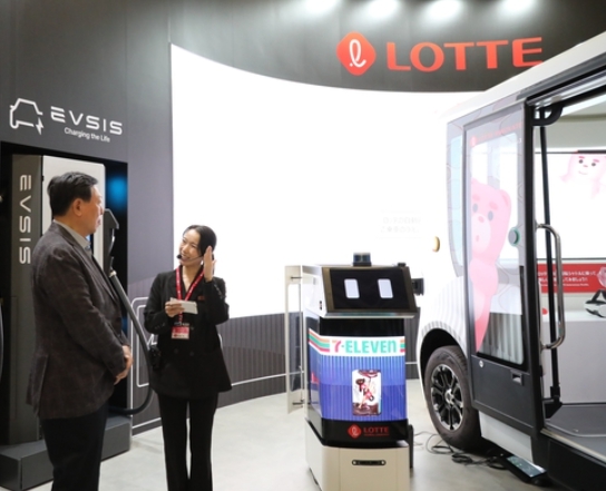 신동빈 롯데 회장이 지난 3일 일본 도쿄에서 열리고 있는 '재팬모빌리티쇼 2025'를 방문해 2차전지 소재, 수소 사업, 자율 주행 등 그룹이 추진하고 있는 모빌리티 사업을 점검했다. 사진은 신 회장이 롯데관을 찾아 자율주행 기술에 관한 설명을 듣고 있는 모습. 사진=롯데그룹