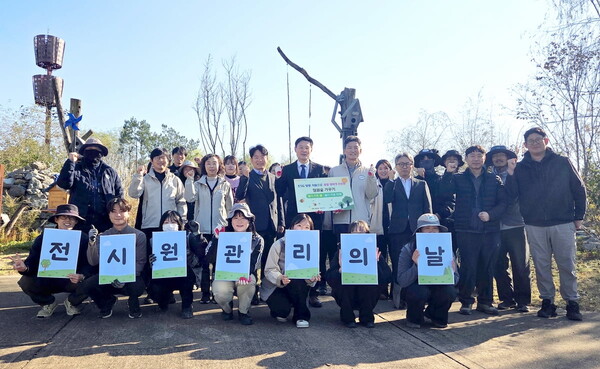 천창호 기술보증기금 이사(둘째줄 왼쪽 다섯번째)가 꿀벌 생태계 회복 기부 행사를 마치고 기념 사진을 찍고 있다. 사진=기보