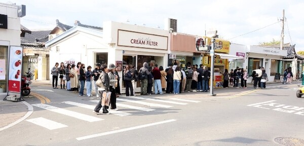 지난 3일 경북 경주 도심의 대표 관광지인 황리단길의 한 상점 앞에 관광객이 줄을 서서 기다리고 있다. 사진=연합뉴스