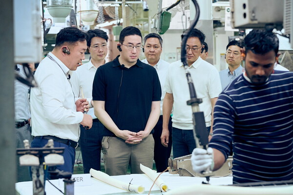 구광모 LG 대표(왼쪽에서 세번째)가 인도 뉴델리에 위치한 LG전자 노이다 생산공장을 찾아 에어컨 생산과정을 살펴보고 있다. LG 제공