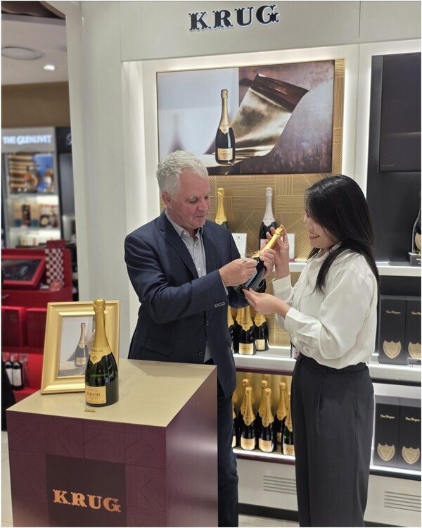 신라면세점은 인천공항점 샴페인 특화 매장에서 전날 진행된 행사와 연계해 세계적인 샴페인 하우스 ‘크룩’의 총괄 디렉터 올리비에 크룩의 사인 보틀을 한정 수량으로 선보였다. 사진=신라면세점