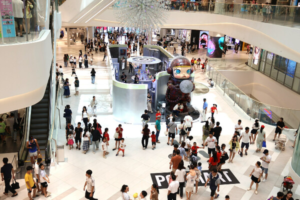 국내 백화점 3사가 K뷰티와 K패션을 앞세워 글로벌 시장 진출을 가속하고 있다.  롯데몰 웨스트레이크 하노이에서 연 팝업 행사에 몰려든 고객들의 모습. 사진=롯데백화점