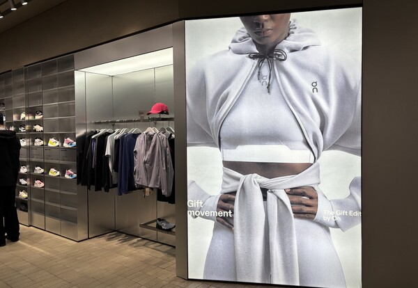 현대백화점이 ‘MZ의 성지’로 불리는 더현대 서울에 스위스 프리미엄 러닝 브랜드 온러닝(On)의 국내 1호 단독 매장을 연다. 현대백화점 더현대서울 온러닝 매장 전경. 사진=현대백화점