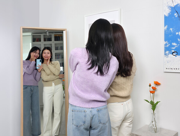 삼성전자 모델이 '갤럭시 A17 LTE'로 거울 셀피를 촬영하는 모습. 사진=삼성전자